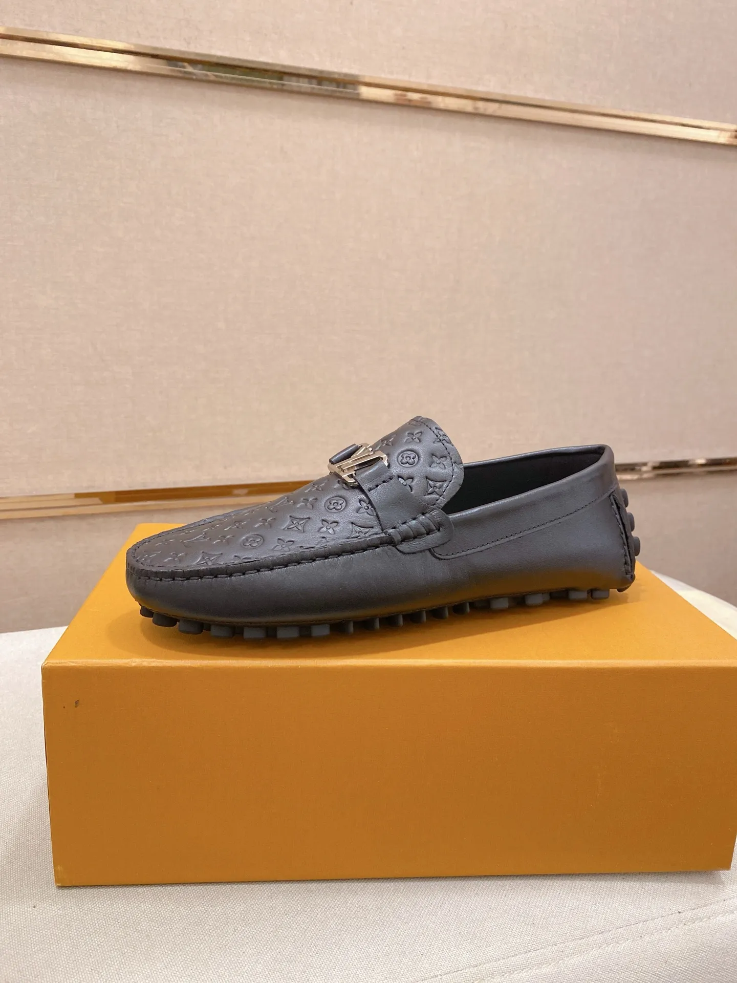 Factory price: 500💰High-end quality! LV 🆕🆕Exclusive hot-selling products in stock🔥🔥New products on the shelves, high-quality Ferragamo men's pea shoes, high-end casual driving shoes, with complete packaging! 💪 💪 Material: imported first-layer cowhide 🐂 + imported high-quality buffalo leather lining + wear-resistant outsole 👍🏻👍🏻 Features: high-end and comfortable, purely handmade 🚀 🚀 Create the perfect shoes that suit you best 🔥 🔥 Size: (38-44) 45 standard size can be customized!